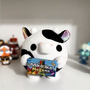 Zuru Mini Brands Snackles 5” Mystery Plush Series 1 Daisy the Cow w/ Mike & Ike